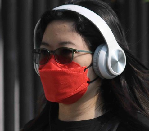 Dinas Kesehatan DKI Jakarta menghimbau warga untuk kembali menggunakan masker saat beraktivitas di luar ruangan.