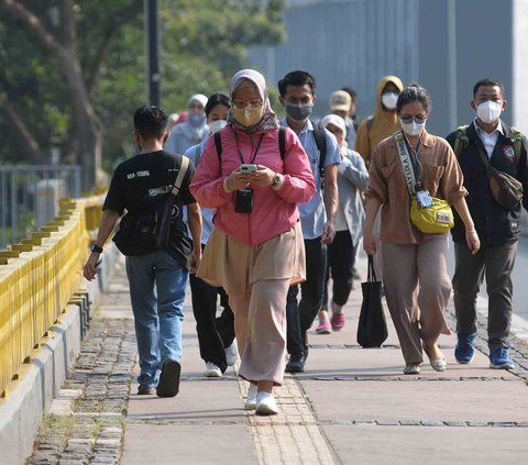 Misalnya penyakit yang umumnya terjadi pada manusia di tengah kualitas udara Jakarta yang sedang buruk adalah seperti sakit tenggorokan, batuk hingga gangguan pernapasan.