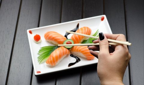 Siapa yang tidak suka makanan Jepang? Berbagai macam menu makanan Jepang sudah menjamur mulai dari warung kaki lima hingga restoran.