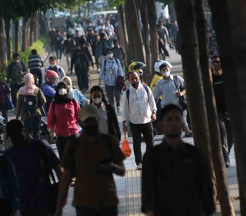 Aktivitas para pekerja saat berjalan menuju kantor mereka masing-masing di tengah kualitas udara yang tidak sehat di sepanjang Jalan Kawasan Sudirman-Thamrin, Jakarta, Senin (14/8/2023).