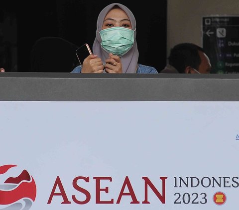 FOTO: Udara DKI Jakarta Semakin Buruk, Warga Diimbau Pakai Masker saat Beraktivitas di Luar Ruangan