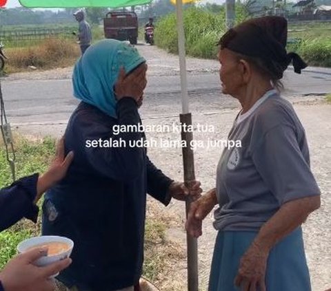 Seolah tak menyangka akan kembali bertemu sahabatnya, nenek yang berjualan es ini seketika membeku melihat nenek berjilbab biru ada di hadapannya. Ia melihat lekat wajah sahabatnya yang kini telah menua.