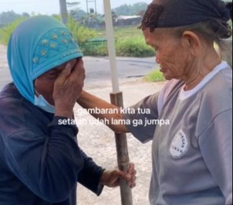 Berbeda dengan nenek penjual es yang tegar, nenek berjilbab biru langsung menangis tersedu-sedu setelah bertemu lagi dengan sahabatnya. Lantaran terlalu senang, nenek tersebut bahkan tak sanggup bicara dan terus menangis.