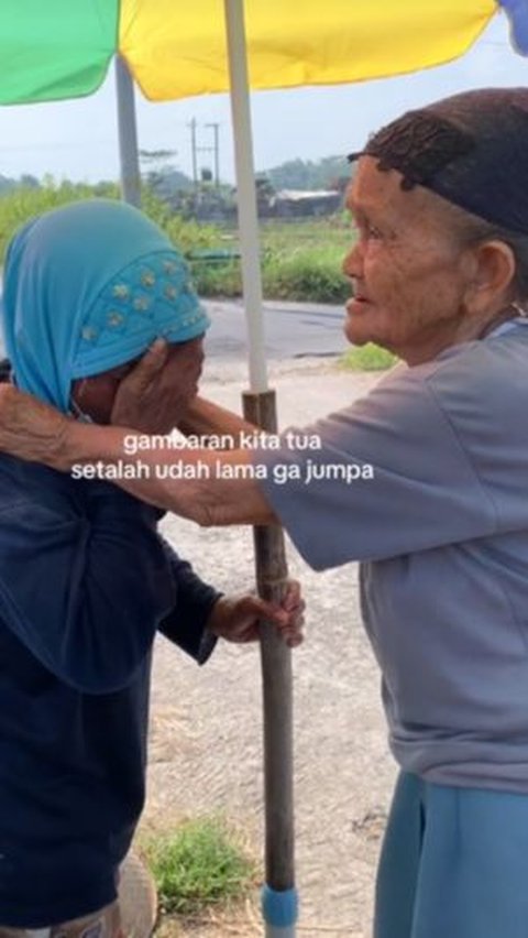 Paham dengan sahabatnya yang cengeng, nenek penjual es mencoba menenangkan nenek berjilbab biru. Ia meletakkan tangannya di bahu sahabat lamanya ini. Wajah haru bercampur senang tak bisa disembunyikannya.