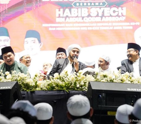 Ketum PSSI, Erick Thohir hadir dalam acara Pasuruan Bersholawat yang dipimpin Habib Syech bin Abdul Qodir Assegaf pada Sabtu (12/8/2023). Kegiatan yang digelar di Stadion Untung Suropati Kota Pasuruan itu dihadiri puluhan ribu Syekhermania.