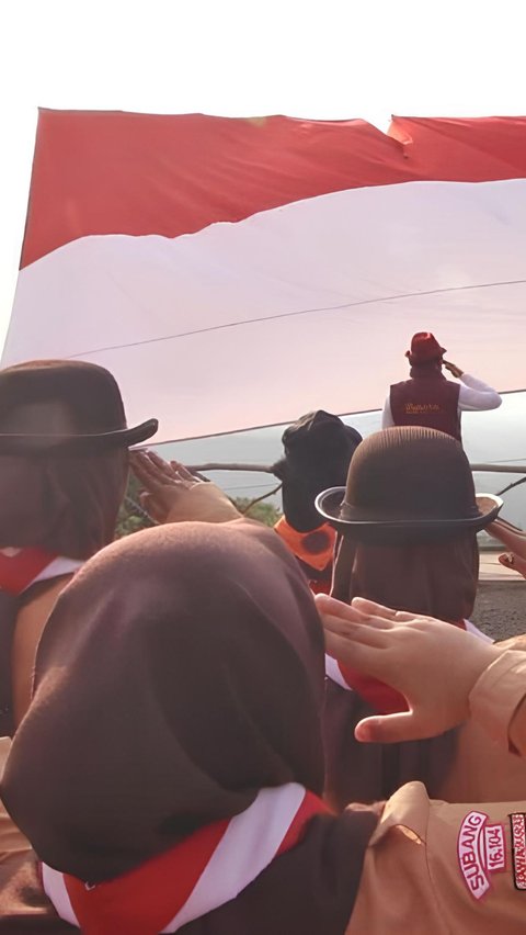 Bupati Subang Rela Bergelantungan saat Kibarkan Bendera Merah Putih Raksasa, Beri Pesan Ini ke Anak Muda