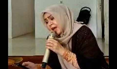 Ratih Purwasih kerap mengunggah video dirinya saat menyanyi. Suaranya dinilai masih keren.