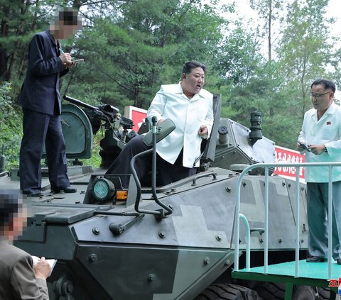 Pada kesempatan tersebut, Kim Jong-un juga menjajal sejumlah kendaraan perang seperti  dalam foto ini.<br /><br />Dia tampak berdiri di atas kabin kendaraan lapis baja yang mirip dengan Panser Anoa tersebut.