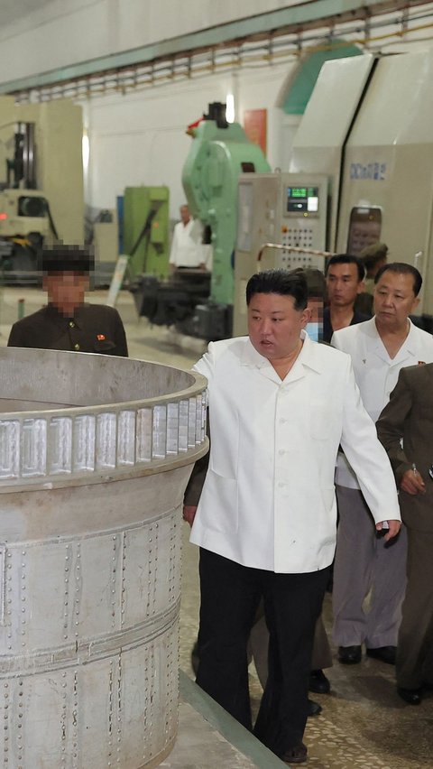 Menurut KCNA, Kim Jong-un mengunjungi pabrik yang memproduksi rudal taktis, platform peluncuran seluler, kendaraan lapis baja, dan peluru artileri pada hari Jumat (11/8/2023) dan Sabtu (12/8/2023) lalu.