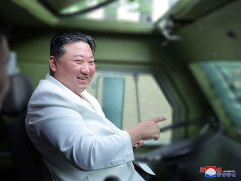 FOTO: Sidak Pabrik Amunisi Korea Utara, Senyuman Puas Kim Jong-un Bertebaran saat Menjajal Kendaraan Tempur