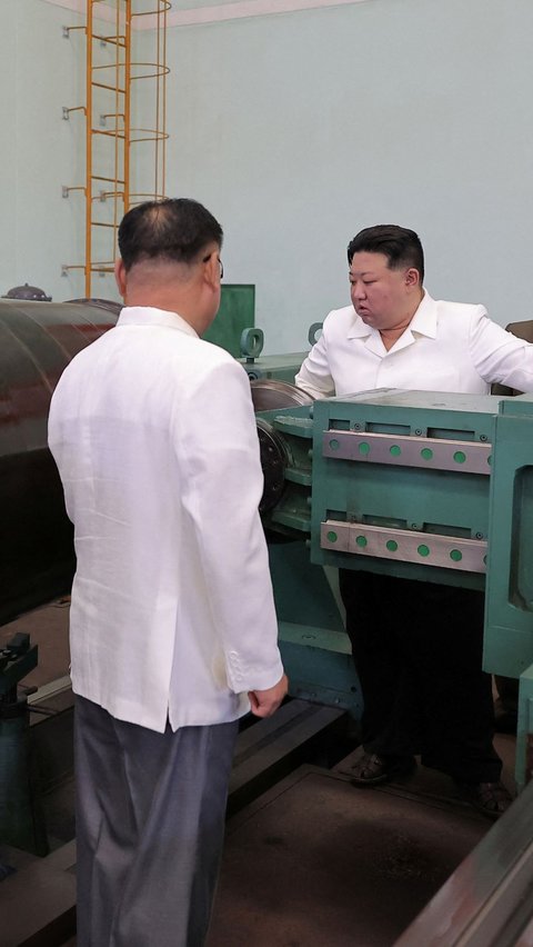 KCNA mengatakan kunjungan Kim ke pabrik-pabrik amunisi utama ini dilakukan sebelum Korsel dan AS memulai latihan militer tahunan. Latihan itu lalu dianggap oleh Korea Utara sebagai latihan untuk melakukan invasi.