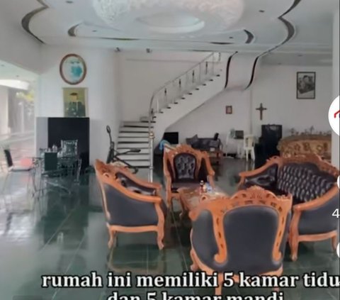 Masuk ke dalam rumah, tampak ruang tamu yang luas. Ruangan ini memiliki beberapa kursi yang terbuat dari kayu. Ruangan ini juga memiliki banyak kaca.