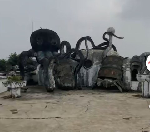 Ini penampakan patung gurita yang ada di atas rumah. Patung gurita warna hitam dimaksudkan sebagai tempat penyimpanan air. Pemilik rumah ini memang menyukai semua hal tentang laut.