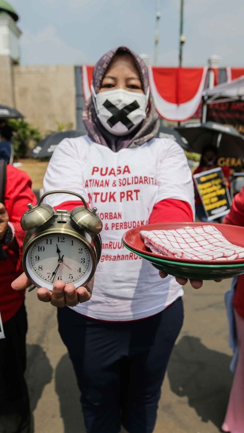 Dalam aksinya mereka menuntut kepada DPR untuk segera membahas RUU Perlindungan Pekerja Rumah Tangga disahkan.