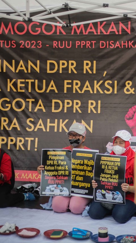 Dalam aksinya, mereka menunjukkan poster berisi desakannya kepada DPR terkait RUU tersebut.