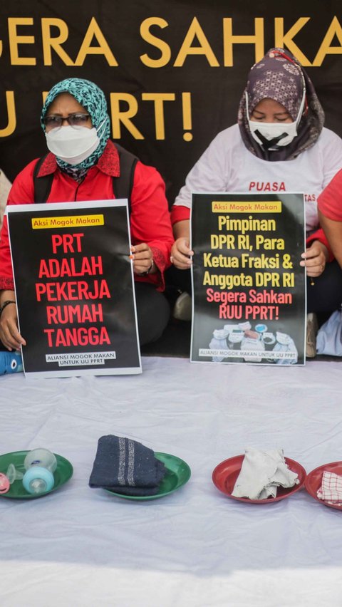 Mereka juga memakan masker dengan lakban hitam yang menyilang saat beraksi.