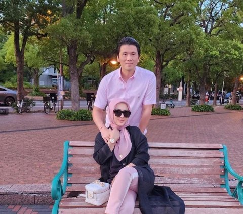 Saat berfoto dengan sang suami di sebuah taman, wanita asal Sukabumi ini terlihat mengenakan pakaian hitam yang dipadukan dengan celana dan hijab warna soft. Di sampingnya tampak tas branded berwarna putih yang diketahui bermerek Chanel.