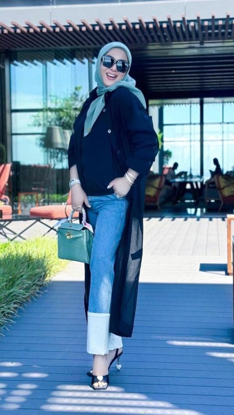 Bukan kali pertama, di beberapa kesempatan Syahrini juga tampak menenteng tas dari berbagai merek kenamaan seperti Hermes, Prada, Louis Vuitton, dan brand terkenal lainnya.<br /><br />(Foto/Instagram@princessyahrini)
