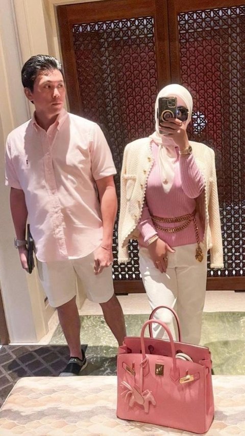 Tas Heremes warna pink yang tanpa sengaja terfoto saat mirror selfie bersama suami ini berhasil jadi sorotan warganet. <br /><br />(Foto/Instagram@princessyahrini)