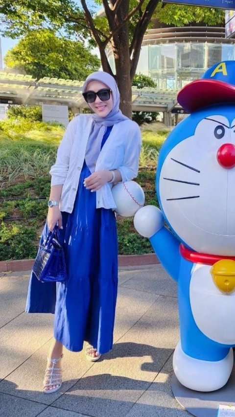 Syahrini juga selalu tampil dengan gaya yang senada.<br />Seperti saat berfoto dengan patung Doraemon, Ia tampak mengenakan baju dan membawa tas Hermes warna biru serta kacamata berwarna hitam.