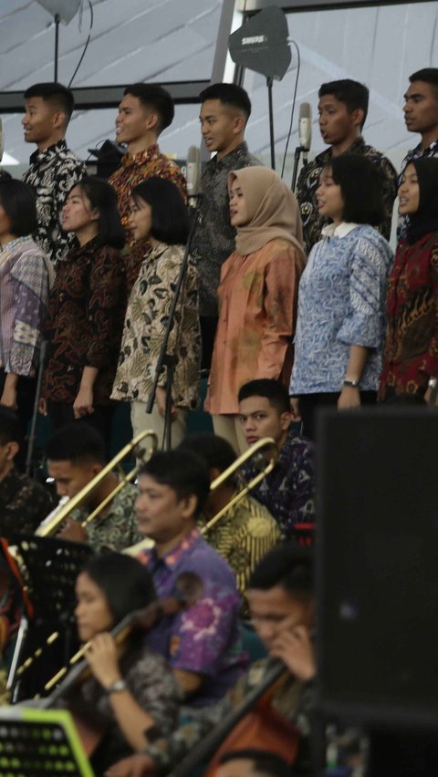 Suasana gladi kotor persiapan pidato kenegaraan Presiden dalam Sidang Tahunan MPR, DPR, dan DPD RI di Gedung Kura-Gura, Nusantara saat grup paduan suara melakukan latihan.