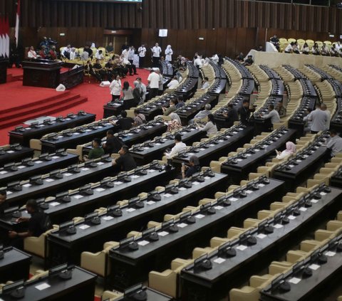 Aktivitas pegawai saat Parlemen memperagakan gladi kotor persiapan pidato kenegaraan Presiden dalam Sidang Tahunan MPR, DPR, dan DPD RI di Gedung Kura-Gura, Nusantara, Kompleks Parlemen, Senayan, Jakarta, Senin (14/8/2023).