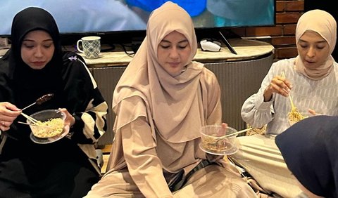Penampilan Paula Verhoeven yang hadir ke acara kajian bikin salfok. tampak Paula tampil cantik dalam balutan busana hijab.