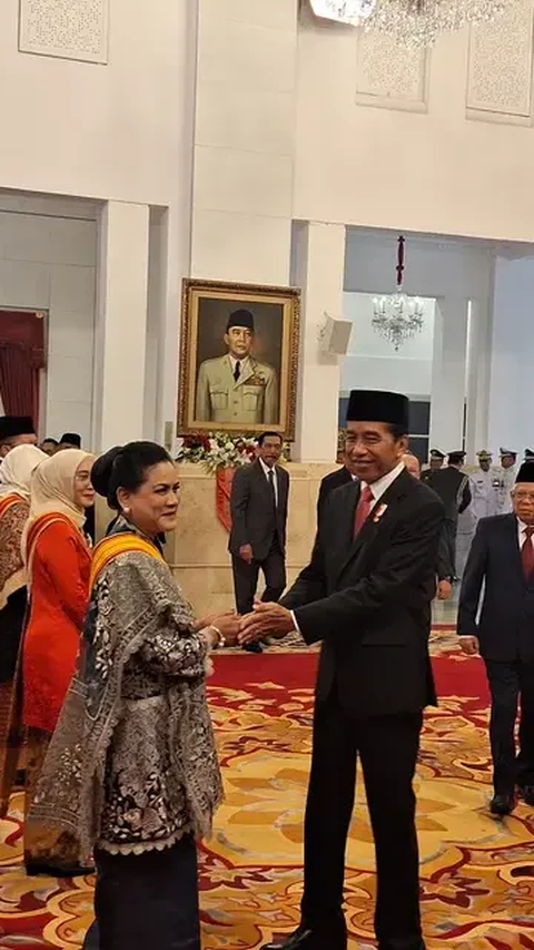 VIDEO: Cium Tangan Presiden Jokowi, Wajah Iriana Tersipu Dapat Penghargaan di Istana