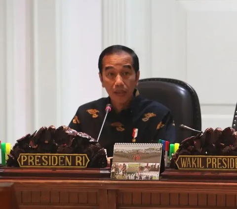 VIDEO: Cium Tangan Jokowi, Wajah Iriana Tersipu Raih Penghargaan di Istana