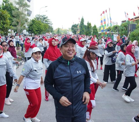 Wakil Ketua Komisi IX DPR Charles Honoris bersama Kementerian Kesehatan RI mengadakan acara sosialisasi fasilitas pelayanan kesehatan dan senam pagi bersama warga di Rusun Rorotan, Jakarta Utara.