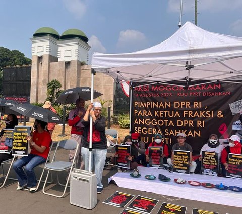 Para Pekerja Rumah Tangga (PRT) melakukan aksi mogok makan di depan Gedung DPR RI, Jakarta mulai Senin (14/8/2023). Aksi puasa massal ini akan dilakukan sampai<br />RUU PPRT disahkan menjadi undang-undang.