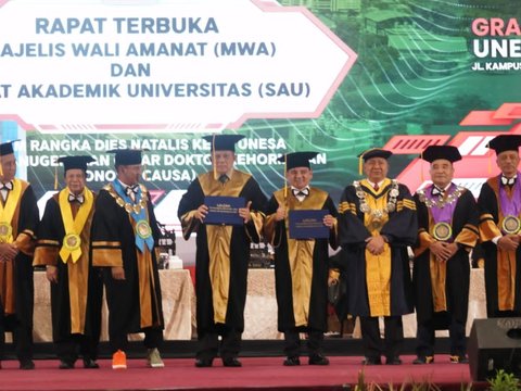 Sekjen Kemenkumham Terima Doktor Honoris Causa dari Universitas Negeri Surabaya