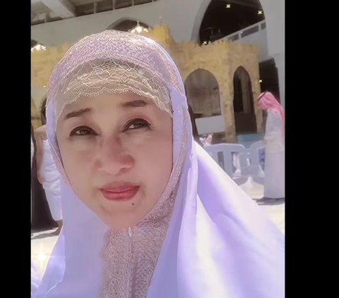 Potret Paramita Rusady Umrah di Tanah Suci Tepat di Ultah ke-57, Berdoa di Depan Ka'bah