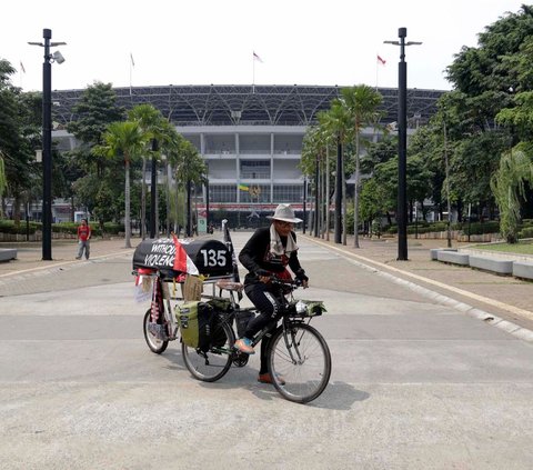 Setelah bersepeda selama 12 hari dari Malang, pria bernama Miftahuddin Ramli, atau akrab disapa Pak Midun, akhirnya tiba di kompleks Gelora Bung Karno, Jakarta, Senin (14/8/2023).