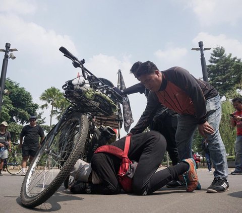 FOTO: Perjuangan Pak Midun Bersepeda Malang-Jakarta untuk Tragedi Kanjuruhan, Tangisnya Pecah Saat Tiba di GBK