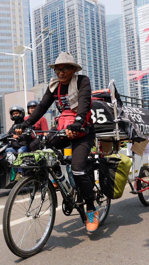 Sementara, sepeda yang digunakan Pak Midun dalam aksi solidaritasnya ini bukanlah sepeda biasa.