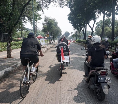 Pak Midun mengungkapkan, para suporter yang ditemuinya ikut membantu mengawalnya secara estafet dan memberikan dukungan.