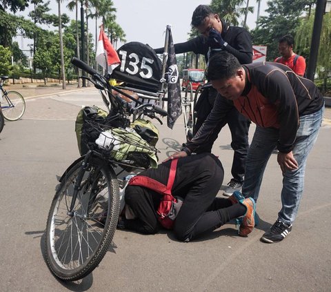 FOTO: Perjuangan Pak Midun Bersepeda Malang-Jakarta untuk Tragedi Kanjuruhan, Tangisnya Pecah Saat Tiba di GBK