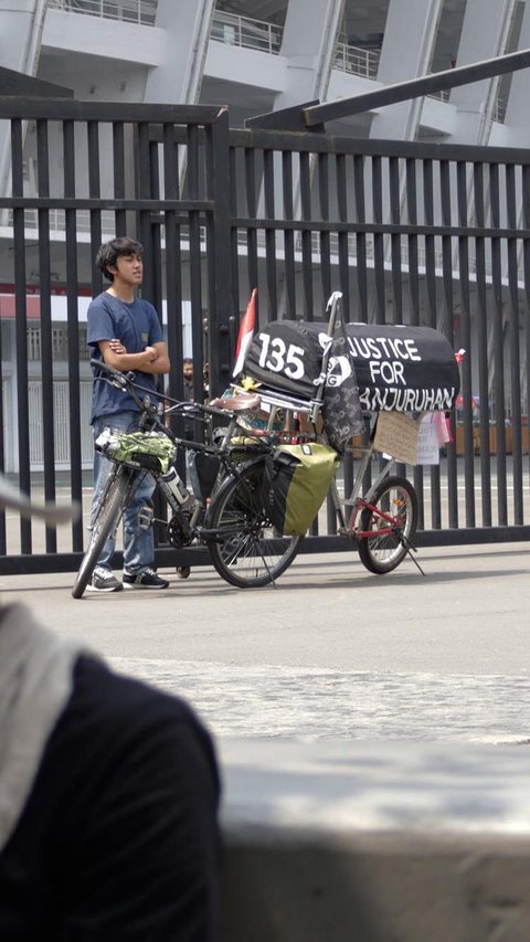 Midun pun akhirnya memilih untuk tetap berada di luar pagar dan tak menginjakkan kakinya ke dalam ring 1 SUGBK.