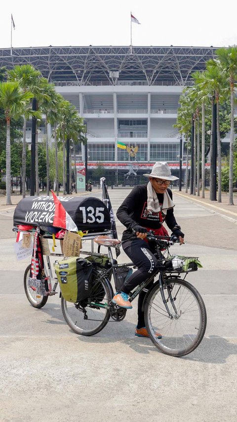 FOTO: Perjuangan Pak Midun Bersepeda Malang-Jakarta untuk Tragedi Kanjuruhan, Tangisnya Pecah Saat Tiba di GBK