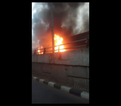 Halte TransJakarta di Jalan Kapten Tendean, Kelurahan Mampang Prapatan, Mampang Prapatan, Jakarta Selatan, terbakar pada Senin (14/8) sore. Proses pemadaman hingga kini masih berlangsung.