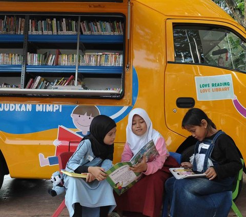 Pemprov DKI Jakarta menyediakan fasilitas berupa perpustakaan keliling untuk anak-anak <br /><br />Ragam buku yang disediakan pun menarik mulai dari buku cerita dongeng, keterampilan hingga ilmu pengetahuan ada di mobil perpustakaan tersebut.