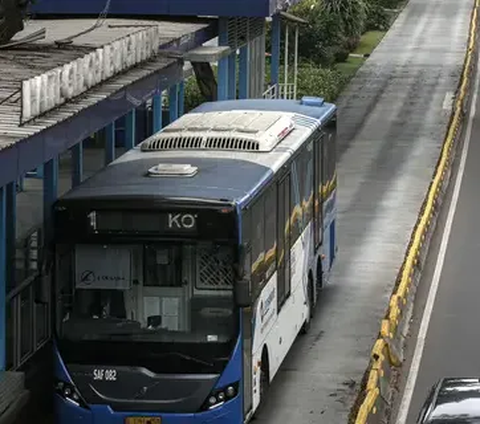 Kebakaran Halte TransJakarta di Tendean karena Korsleting