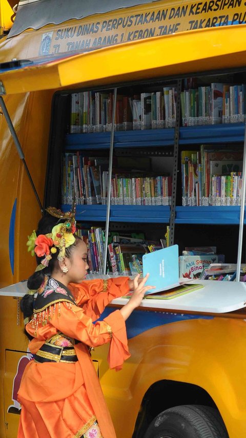 FOTO: Perpustakaan Keliling Ajak Anak-Anak Giat Membaca