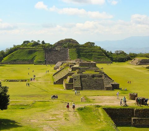 Tempat itu <br />berfungsi sebagai pusat keagamaan suku Zapotec hingga akhir abad ke-15 ketika suku Aztec datang dan membuat situs itu diabaikan.
