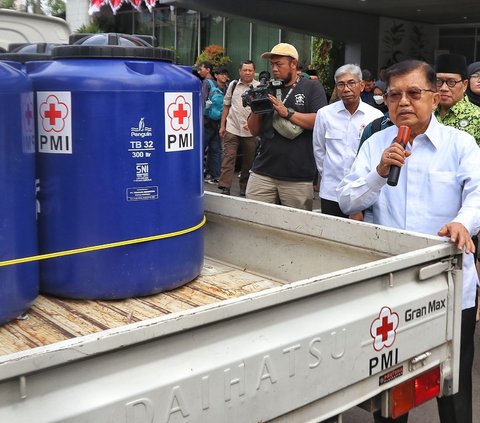 Ketua Umum Palang Merah Indonesia, Muhammad Jusuf Kalla menyampaikan penjelasan usai memeriksa mobil tangki air bersih di halaman kantor PMI Pusat di Jakarta, Senin (14/8/2023).