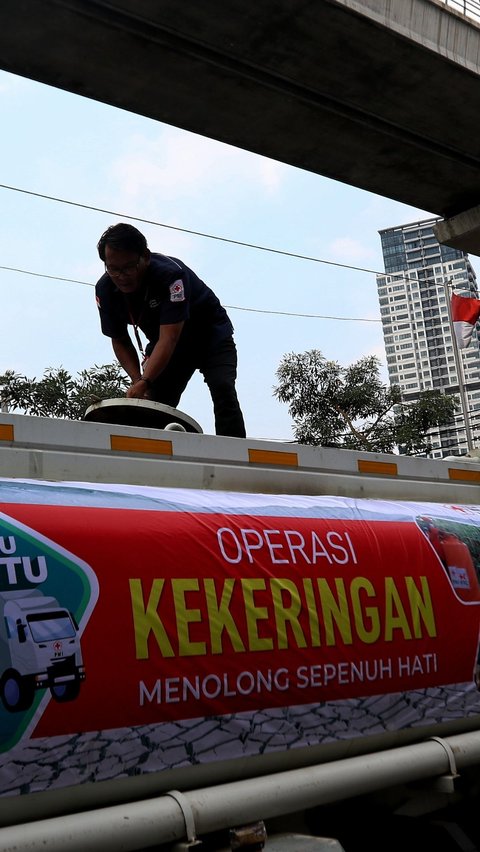 Selama operasi PMI ini, truk tangki dan mobil pick up akan menyalurkan air bersih selama Agustus 2023.