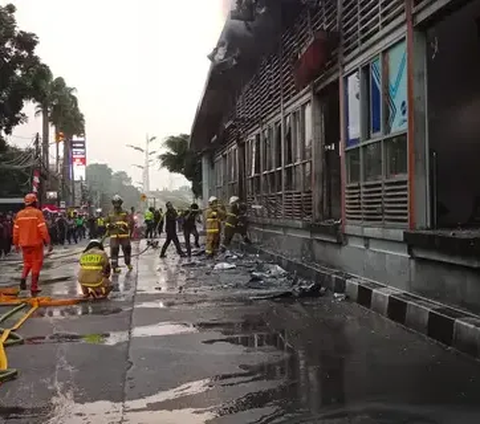 Kebakaran Halte TransJakarta di Tendean karena Korsleting