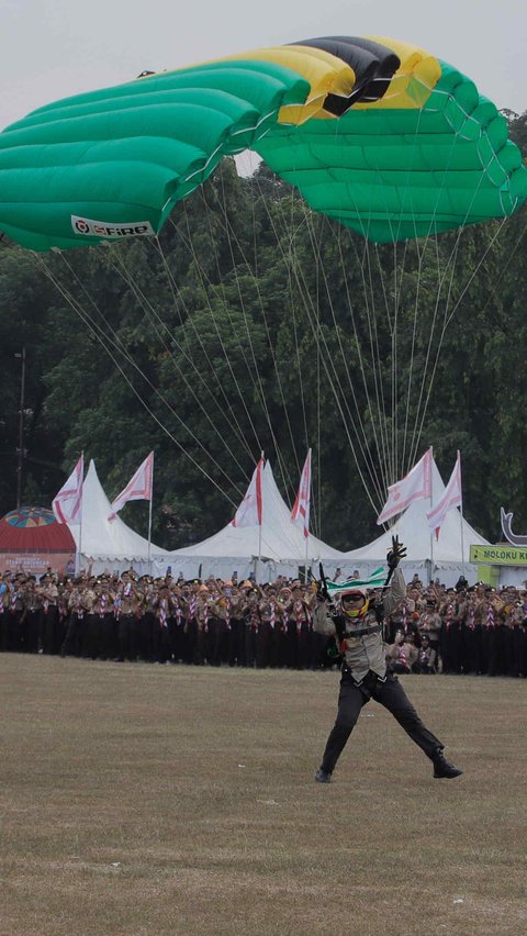 Aksi terjun payung serta marching band dari anggota TNI AD turut meramaikan acara.