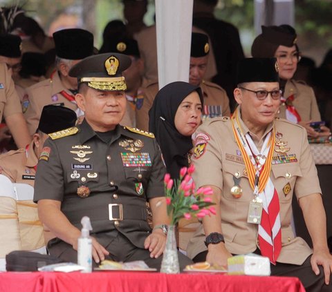 Tampak KSAD Jenderal Dudung Abdurachman hadir dengan duduk di samping Ketua Kwarnas Pramuka Budi Waseso saat upacara peringatan Hari Pramuka ke-62 dan pembukaan Raimuna Nasional (Rainas)<br />XII Tahun 2023 di Buperta, Cibubur.